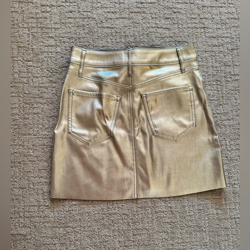 Like new! High waisted metallic silver mini skirt